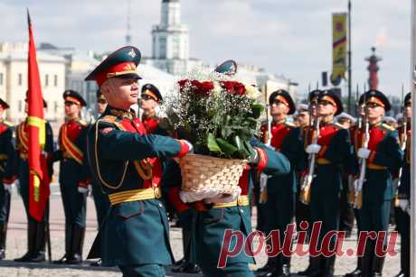Возложение цветов к Медному всаднику – памятнику основателю города Императору Петру I - Официальный сайт Администрации Санкт‑Петербурга