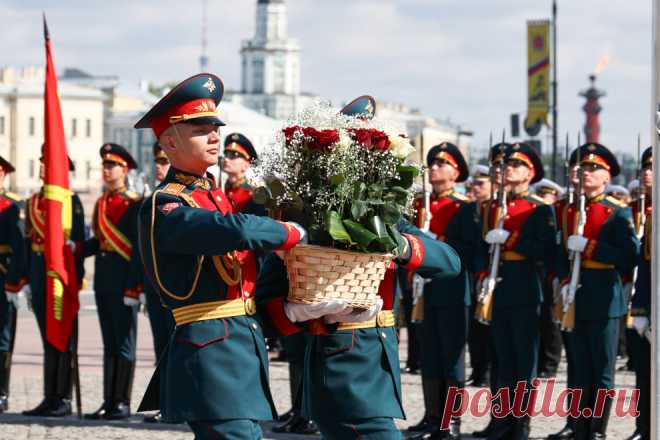 Возложение цветов к Медному всаднику – памятнику основателю города Императору Петру I - Официальный сайт Администрации Санкт‑Петербурга