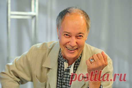 Сын российского актера рассказал о «стрелявшем в упор» отце за опоздание домой. Сын российского актера Владимира Конкина рассказал, как отец девять раз выстрелил в него в упор из травматического оружия. «Он достал пистолет и разрядил его в меня! В упор! Он меня видел, знал, что это я. Все девять пуль в меня! Чудом он меня не застрелил, но попал в лицо», — признался Ярослав Конкин.