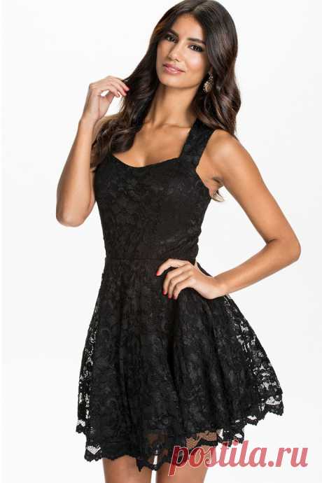 Летние &gt; арт.18337 Платье "Корнелия" - 2579 руб. - в наличии!  Шикарное платье приталенного силуэта классической расцветки. Модель на широких бретелях, украшено изящным вырезом на спинке. Будьте неотразимы в любом образе! Материал: полиамид. Длина: 86 см.