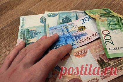 Выигравшего миллиард рублей в лотерею россиянина нашли спустя две недели. В Тюмени нашли мужчину, который выиграл один миллиард рублей в лотерею первого января. Несмотря на то что россиянин победил в новогоднем розыгрыше лотереи «Русское лото» две недели назад, он не спешил забирать призовые деньги. Некоторые местные жители даже усомнились в существовании победителя.