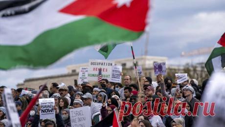 Многотысячная демонстрация в поддержку Палестины прошла в США. Десятки тысяч человек приняли участие в пропалестинской акции протеста в центре Вашингтона, в нескольких кварталах от Белого дома. Об этом сообщает ТАСС. Многочисленные протестующие держали палестинские флаги и плакаты в поддержку сектора ...