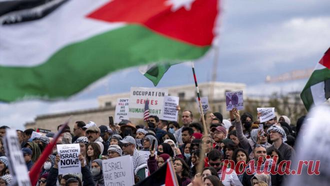 Многотысячная демонстрация в поддержку Палестины прошла в США. Десятки тысяч человек приняли участие в пропалестинской акции протеста в центре Вашингтона, в нескольких кварталах от Белого дома. Об этом сообщает ТАСС. Многочисленные протестующие держали палестинские флаги и плакаты в поддержку сектора ...