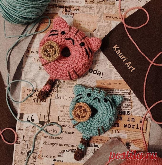Котопончик с печенькой крючком. Амигуруми схемы и описания. Автор: @kauri_art | IRINELY.ART