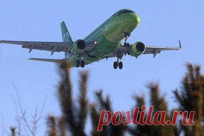 Вернувшийся с СВО врач спас человека на рейсе из Москвы. Врач, который возвращался домой из зоны спецоперации, спас человека на рейсе авиакомпании S7 из Москвы в Читу. Сначала пассажиру стало плохо сразу после взлета. Его супруга обратилась к стюардессе, и экипаж попросил медиков на борту о помощи, тогда к ним подошел вернувшийся с СВО военный врач.