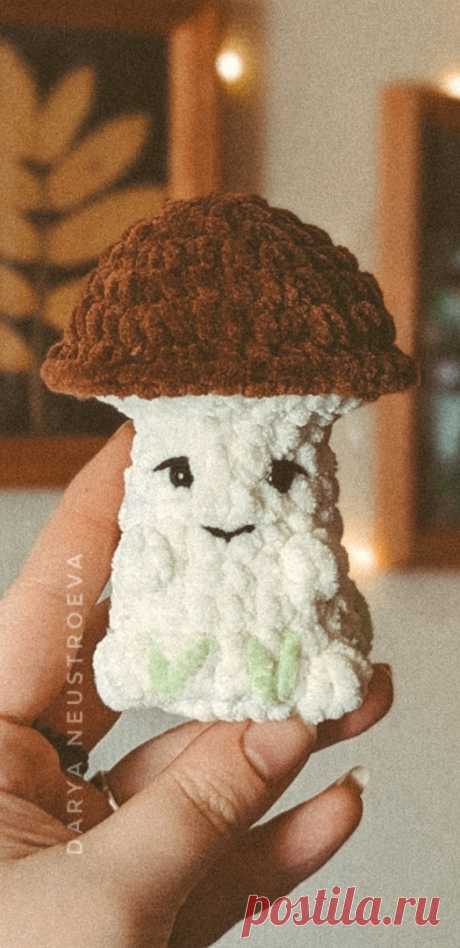 PDF Грибочек крючком. FREE crochet pattern; Аmigurumi toy patterns. Амигуруми схемы и описания на русском. Вязаные игрушки и поделки своими руками #amimore - маленький гриб из плюшевой пряжи, грибок, плюшевый грибочек, белые грибы, грибочки.