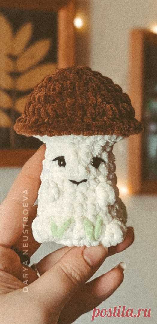 PDF Грибочек крючком. FREE crochet pattern; Аmigurumi toy patterns. Амигуруми схемы и описания на русском. Вязаные игрушки и поделки своими руками #amimore - маленький гриб из плюшевой пряжи, грибок, плюшевый грибочек, белые грибы, грибочки.