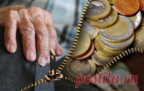 Пенсия в 2018 году в России: последние новости, прибавка, индексация Пенсии представляют собой регулярное денежное пособие, которое государство выплачивает лицам, преступившим отметку пенсионного возраста, установленного орг