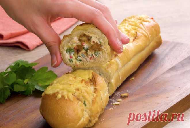 Этот багет с начинкой станет хитом любого пикника!