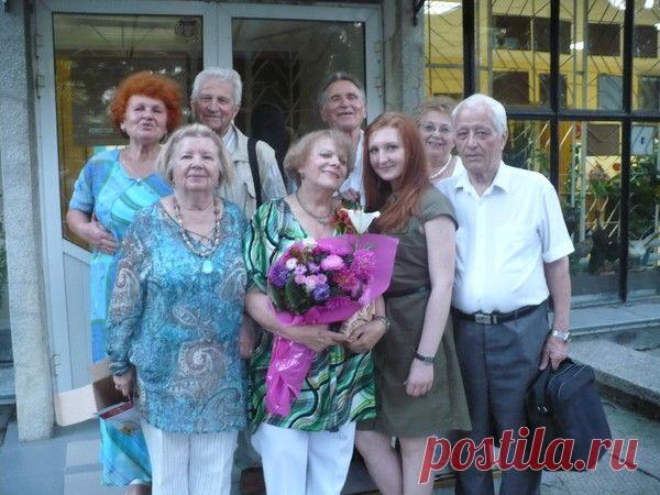 В  библиотеке им. Ломоносова г. Кишинёв  7-го  сентября состоялось  открытие  выставки  работ  художников-флористов  клуба  "Диана".  Представлены  цветочные  композиции  из  сухоцветов.  На  открытии  выставки  прозвучали  романсы,  народные  песни  и  стихи.  Выставка  продлиться  о конца  сентября. На  фото  -  участники  выставки  и  друзья  клуба  флористов..Мой Мир@Mail.Ru