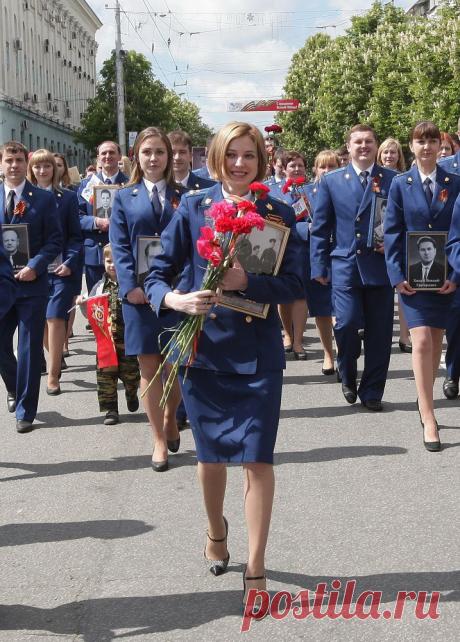 Прокурор республики Крым Наталья Поклонская и участники акции памяти &quot;Бессмертный полк&quot;, в которой приняли участие родственники фронтовиков с фотопортретами отцов и дедов, в День Победы в Севастополе
© Алексей Павлишак/ТАСС  | ТАСС: Общество - Живая память: акция &quot;Бессмертный полк&quot; в городах мира