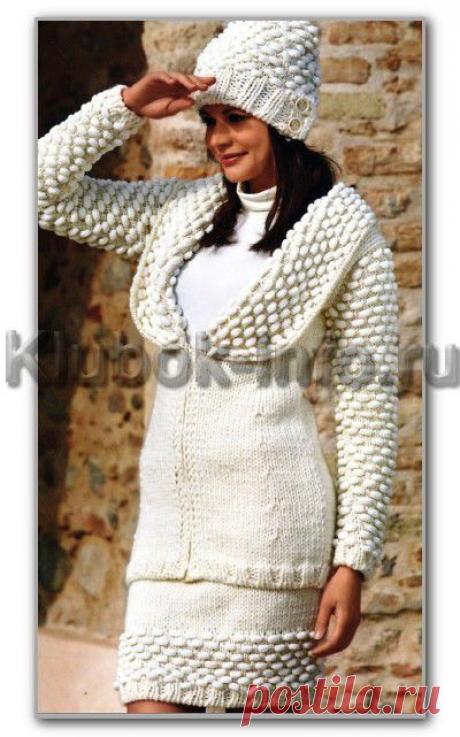 Вязание спицами. Однотонный жакет, юбка и шапочка с жаккардовым узором из разных видов пряжи