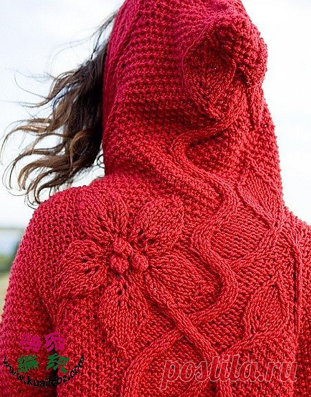 Пальто красное с капюшоном.