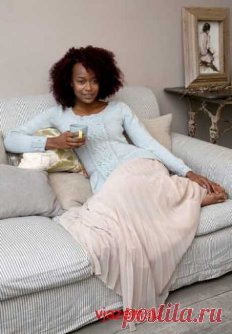 Женский пуловер с баской спицами " Bobble Flounce" Перевод  с английского описания вязание женского пуловера спицами " Bobble Flounce" от Pat Olski. Приталенный пуловер  с небольшой баской и красивым центральным узором из переплетенных жгутов и маленьких шишечек по центру переда на фоне лицевой глади. С красивой отделкой в виде широкой резинки с шишечками по краю рукавов и горловины.