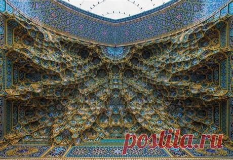 Исламская архитектура Исламская архитектура – одна из самых сложных форм зодческого искусства, основанная на геометрии и математике. Её совершенные повторяющиеся спирали, цветистость, витиеватость и масштабность внушают св...