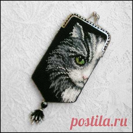 Чехол для телефона из бисера Серая лапушка | biser.info - всё о бисере и бисерном творчестве