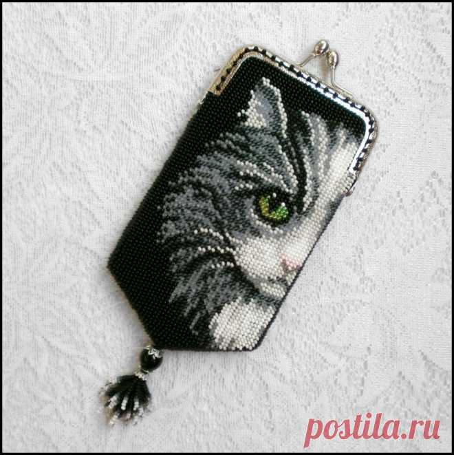 Чехол для телефона из бисера Серая лапушка | biser.info - всё о бисере и бисерном творчестве