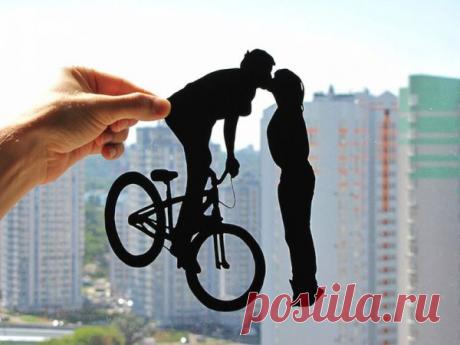 Украинские влюбленные Дмитро и Юлия проводят время, вместе вырезая из бумаги трогательные картины.
Черная бумага в их руках становится нежным кружевом, рассказывающим истории и показывающим особенные моменты. Творческий дуэт DreamPapercut считает, что таким образом делится с людьми своим внутренним миром, любовью, заботой и счастьем.