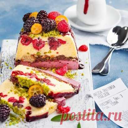 Mamma Mia!!! Semifreddo! 
Семифреддо с  апельсином, ежевикой, шалфеем, фисташками и шоколадом. Приготовим?:)
Слой с апельсином:
️3 больших желтка
️70 гр сахара
️Щепотка соли
️125 гр апельсинового пюре
️155 гр сливок 33%
️50 гр итальянской меренги
Пюре прогреть до 85С°. Сахар смешать с желтками и щепоткой соли, вмешать пюре апельсина, поставить на водную баню и взбивать до плотности. Снять с огня и поставить на ледяную баню. Охладить до комнатной температуры, периодически пер