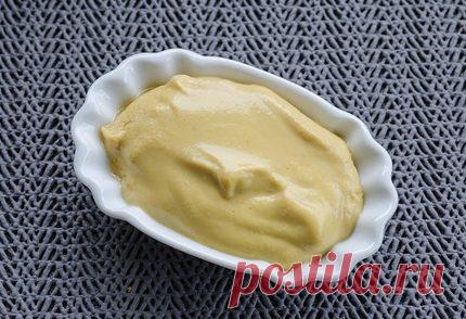 Как сделать горчицу дома. Рецепты на рассоле, острой и сладкой горчицы Горчица - одна из самых любимых приправ в мире. Базовый рецепт представляет собой размолотые семена горчичного растения, которые смешаны с жидкостью до пастообразного состояния, но вариаций этой