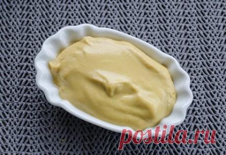 Как сделать горчицу дома. Рецепты на рассоле, острой и сладкой горчицы Горчица - одна из самых любимых приправ в мире. Базовый рецепт представляет собой размолотые семена горчичного растения, которые смешаны с жидкостью до пастообразного состояния, но вариаций этой