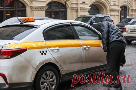 В российском регионе мигрантам продлили запрет на вождение такси и автобусов. В Тюменской области мигрантам продлили запрет на работу в такси и сфере междугородних и городских пассажирских перевозок. Кроме того, приезжих нельзя привлекать к грузовым перевозкам. Соответствующее постановление подписал губернатор региона Александр Моор. Ограничения действуют с 2019 года.