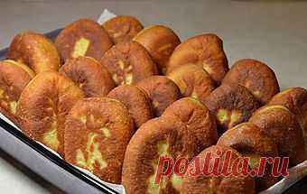 Жареные пирожки с капустой.