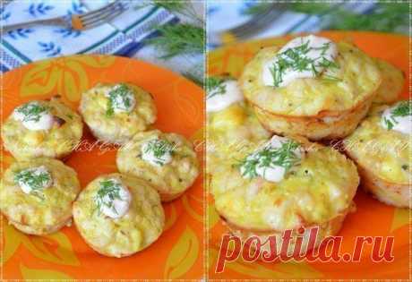 Запеченные куриные маффины

Для приготовления куриных котлет в духовке вам потребуется:
-300 г куриного филе;
-1 яйцо;
-1 ст. л. сметаны;
-2 зубчика чеснока;
-1 ст. л. крахмала;
-немного репчатого лука;
-2 треугольника плавленного сыра (можно заменить на твердый сыр);
-специи по вкусу (у меня зира, перец черный молотый и карри);
-соль - по вкусу.