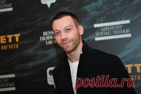 Звезда сериала «Содержанки» рассказал о съемках в «Фантастических тварях». Актер Александр Кузнецов, известный по ролям в проектах «Содержанки», «Сердце Пармы» и «Скиф», рассказал о съемках в фильме «Фантастические твари: Тайны Дамблдора». По словам артиста, он совершенно случайно встретился с кастинг-директором всех картин о Гарри Поттере на фестивале Subtitle.