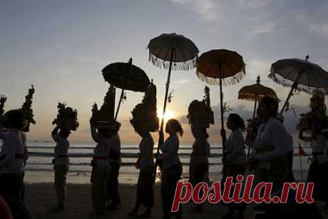 Туристка заплатила пограничникам Бали 90 тысяч рублей из-за грязного паспорта. Австралийская туристка приехала на Бали в отпуск и заплатила штраф в размере одной тысячи долларов (около 90 тысяч рублей) из-за грязного паспорта. Уточняется, что Моник вылетела на индонезийский остров вместе с матерью из Мельбурна. Там сотрудники пограничного контроля сделали девушке замечание из-за старого паспорта.