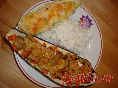 кабачок фаршированый крабовыми палочками с рисом, баклажан с морковью и грибами печеные (здесь с сыром, но сыр можно не класть)