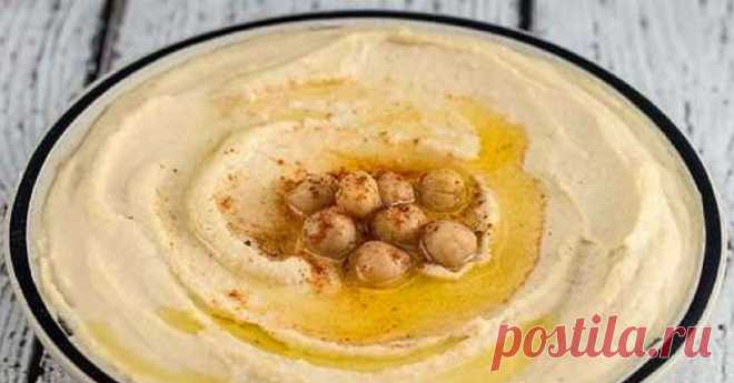 Хумус значительно снижает риск развития рака! Жемчужину восточной кухни легко приготовить дома. Еще и сон улучшает. Хумус (или хумус) — это традиционная закуска в Израиле, стране с жарким климатом и большим количеством солнечных дней. Как правило, хумус подают к завтраку, или как дополнение к свежим овощам. Это блюдо очень питательное, и часто его подают с лавашом. В Израиле это блюдо едят руками, макая в него хлеб или лаваш. А в некоторых странах хумус готовят с помощью блендера и подают в ви…