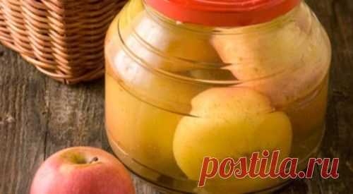 Закручиваем яблоки на зиму целиком и с овощами / Простые рецепты