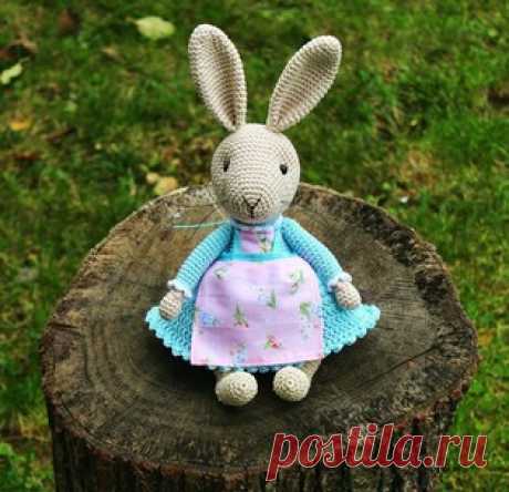 Мама-зайчиха амигуруми. Схемы и описания для вязания игрушек крючком! Бесплатный мастер-класс по вязанию мамы-зайчихи крючком от Дианы Пацкун. Схема зайки навеяна невероятно милыми иллюстрациями знаменитой писательницы Б…