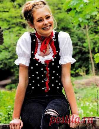 Черный вязаный жакет с узором - Хитсовет Черный вязаный жакет с узором. Вам потребуется: пряжа (100% натуральной шерсти; 125 м на 50 г) - 250 (300) 300 г черной и по 50 г цвета зкрю и красной; пряжа (100% хлопка; 170 м на 50 г) - 50 г белой; 4 пуговицы в виде пряничных сердечек; крючок № 3 и 4.