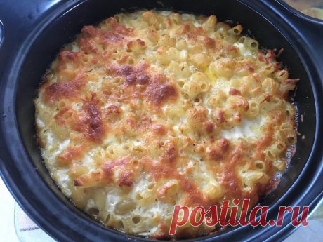 Любимое блюдо 40 президента США Рональда Рейгана, которое легко приготовит любая хозяйка Ингредиенты: 1 банка консервированной рыбы (красная или белая) 1 луковица 1 небольшой кочан салата латук (можно заменить пекинской капустой) 2 вареных вкрутую яйца 250 гр помидоров черри 200 гр тертого сыра 50 гр брынзы или феты 2 ст.л. сметаны 1 ст. л. сливочного масла
Приготовление: 1. Рыбу разомните вилкой, добавьте мелко нарезанный лук, перемешайте.
2. Салат нашинкуйте, помидоры разрежьте на половинки.