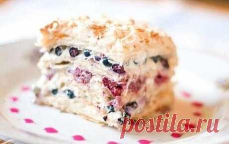 Слоеный торт со свежими ягодами
Ингредиенты:
1 упаковка готового слоеного теста (500 г)
1 банка сгущенного молока (380 г)
200 мл жирных сливок (33%)
2 стакана свежей черники (1 стакан = 200 мл)
1 стакан свежей малины (110-130 г)
Время приготовления: 30 минут   4-5 часов для пропитки.
Приготовление:
Духовку разогрейте до 180С.
Каждый лист теста раскатайте до 2 мм в толщину. Разрежьте листы на 4 равных квадрата. Противень застелите бумагой для выпечки. Выпекайте пласты теста по очереди. Кажды