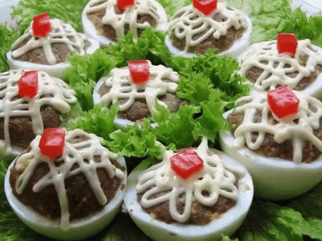 Фаршированные яйца — это вкусное блюдо, которое готовится в считанные минуты. Яйца замечательно сочетаются с любыми продуктами: мясом, птицей, рыбой, морепродуктами, грибами, овощами и другими ингредиентами.
Затратив минимум усилий, ты получишь симпатичные и изысканные «лодочки».
С приготовлением этого блюда может справиться каждый, даже начинающий кулинар. Всё, что тебе нужно, — сварить яйца вкрутую, очистить их от скорлупы и разрезать пополам. Затем ты извлекаешь желток, и остается только на