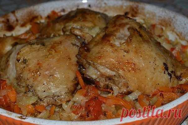 Запечённая Курица в Духовке Рецепт с Фото как Приготовить Пошагово Друзья, запечённая курица с овощами в духовке, рецепт которой хочу предложить вам, во все времена считалась вкуснейшим диетическим блюдом. Мясо птицы, приготовленное таким способом, то есть запеканием в духовке, обладает очень нежным и поистине королевским вкусом. Смотрим, как приготовить курицу в духовке