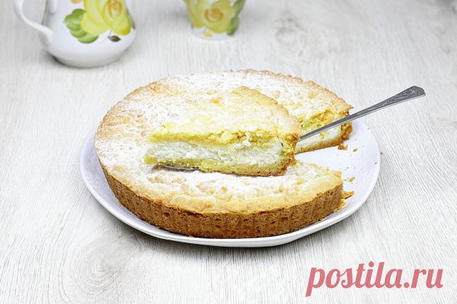 Тертый пирог с творогом: рецепт с видео и фото пошагово в духовке | Меню недели Проверенный пошаговый рецепт тертого пирога с творогом в духовке с видео и фото. Тесто у пирога песочное, слегка рассыпчатое, с румяной хрустящей корочкой. Оно прекрасно гармонирует с нежной творожной начинкой. То, что нужно для вкусного домашнего чаепития. Указана калорийность и время приготовления.