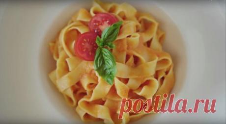 Простой томатный соус 
Ингредиенты:
Помидоры — 1,5 кг
Чеснок — 2 зубчика
Сливочное масло — 100 г
Репчатый лук — 2 шт.
Соль — по вкусу
Перец — по вкусу
На 100 г — 27 ккал
Приготовление:
1. Поместите нарезанные томаты, масло, измельченные лук и чеснок в сотейник. Доведите до кипения. Тушите 40 минут.
2. Пюрируйте блендером. Приправьте по вкусу.
Приятного аппетита!