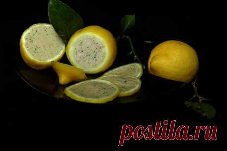 Золото лимонов Limoni ripieni di tonno Необычная и легко выполнимая закуска из лимонов, фаршированных муссом из тунца. Всегда готовая в морозильнике: успеет чуток оттаять, пока откупориваешь, тонко нарезал и ... "За милых дам!" Накануне пр…