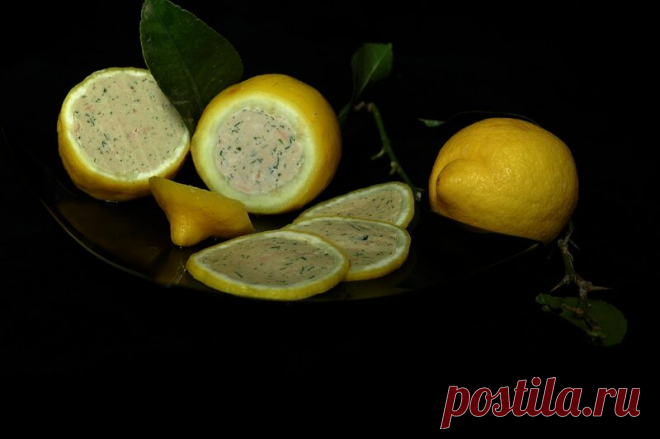 Золото лимонов Limoni ripieni di tonno Необычная и легко выполнимая закуска из лимонов, фаршированных муссом из тунца. Всегда готовая в морозильнике: успеет чуток оттаять, пока откупориваешь, тонко нарезал и ... 