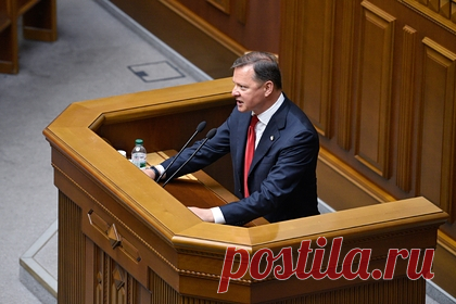 В Раде пожаловались на кражу властями денег у пенсионеров. Лидер украинской Радикальной партии Олег Ляшко заявил, что из-за перенесения индексации пенсий с марта на декабрь каждый пенсионер потерял минимум тысячу гривен (2700 рублей). Также он считает, что пенсионерам нечего копить, если большинство из них работают либо нелегально, либо получают копеечную зарплату.