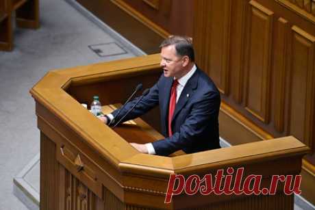 В Раде пожаловались на кражу властями денег у пенсионеров. Лидер украинской Радикальной партии Олег Ляшко заявил, что из-за перенесения индексации пенсий с марта на декабрь каждый пенсионер потерял минимум тысячу гривен (2700 рублей). Также он считает, что пенсионерам нечего копить, если большинство из них работают либо нелегально, либо получают копеечную зарплату.