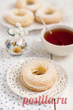 Идеальный рецепт заварное тесто. 
Профитроли, эклеры, шу - это все оно. Воздушное и невесомое, хрустящее или чуть мягкое, с разнообразными кремами, фруктами и ягодами или несладкой начинкой в качестве закусочной версии - в любом виде это штука совершенно замечательная. Как правильно его сделать, как отсадить, как испечь, сколько же все-таки взять яиц на стандартную порцию и как приручить его при выпечке, даже в самой казалось бы печальной духовке. Вот об этом мы сейчас и поговорим. 
Вам потреб