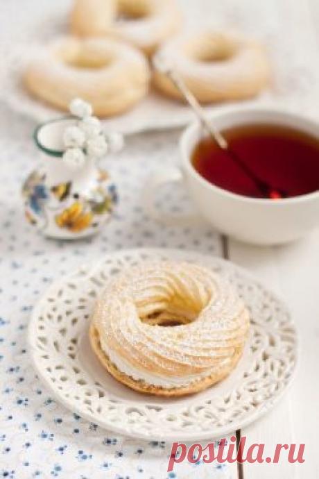 Идеальный рецепт заварное тесто. 
Профитроли, эклеры, шу - это все оно. Воздушное и невесомое, хрустящее или чуть мягкое, с разнообразными кремами, фруктами и ягодами или несладкой начинкой в качестве закусочной версии - в любом виде это штука совершенно замечательная. Как правильно его сделать, как отсадить, как испечь, сколько же все-таки взять яиц на стандартную порцию и как приручить его при выпечке, даже в самой казалось бы печальной духовке. Вот об этом мы сейчас и поговорим. 
Вам потреб