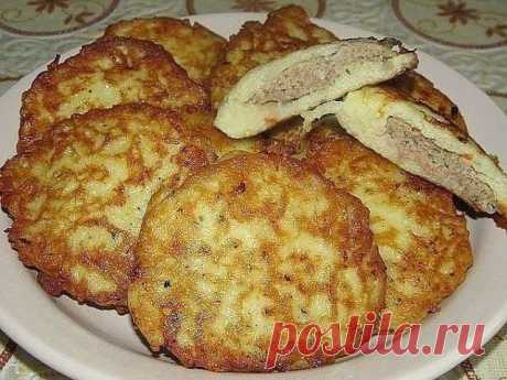 Драники с мясом, которые всегда получаются вкусными. Рецепт — бомба! Ингредиенты:-Фарш — 500 гр-Картофель – 800 гр-Яйцо — 2 шт-Сметана — 3 ст.ложки-Лук — 1 шт-Мука — 3-4 ст.ложки-Масло растительное — по вкусу-Соль, перец —