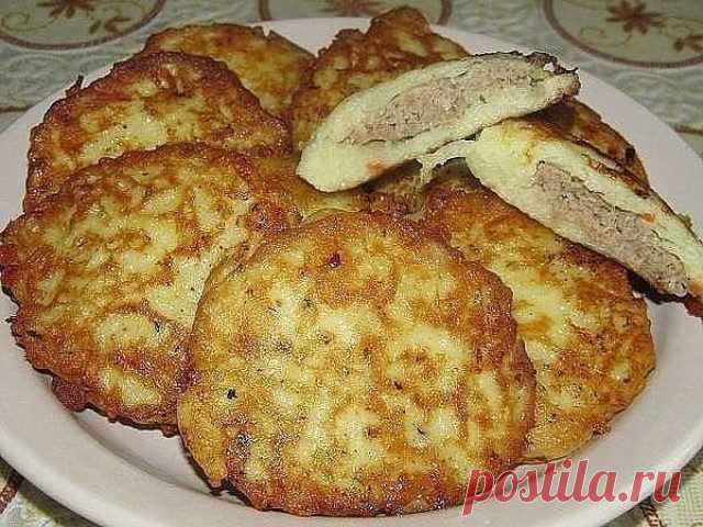 Драники с мясом, которые всегда получаются вкусными. Рецепт — бомба! Ингредиенты:-Фарш — 500 гр-Картофель – 800 гр-Яйцо — 2 шт-Сметана — 3 ст.ложки-Лук — 1 шт-Мука — 3-4 ст.ложки-Масло растительное — по вкусу-Соль, перец —