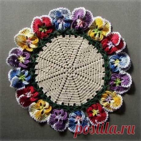 Нежная салфетка с анютиными глазками